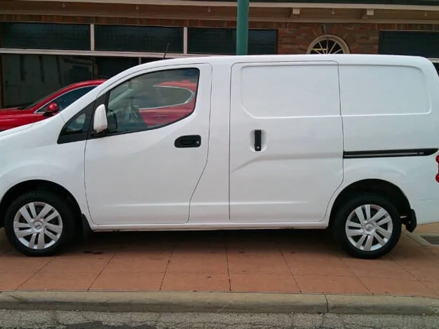 2020 Nissan NV200 SV photo 1