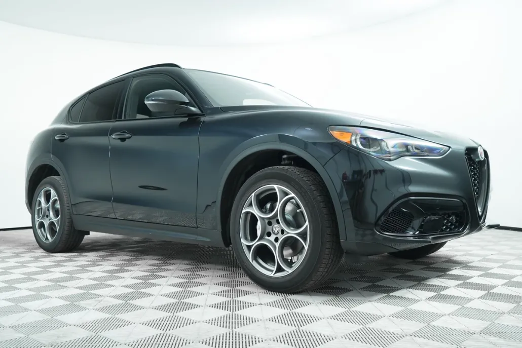 2025 Alfa Romeo Stelvio photo 1