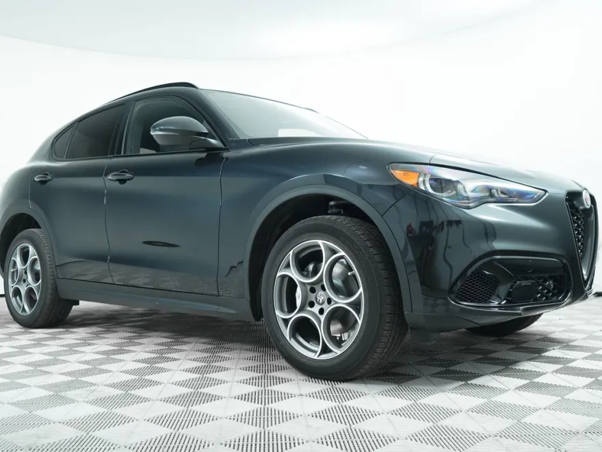2025 Alfa Romeo Stelvio photo 1