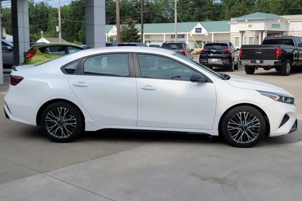 2024 Kia Forte GT-Line photo 1