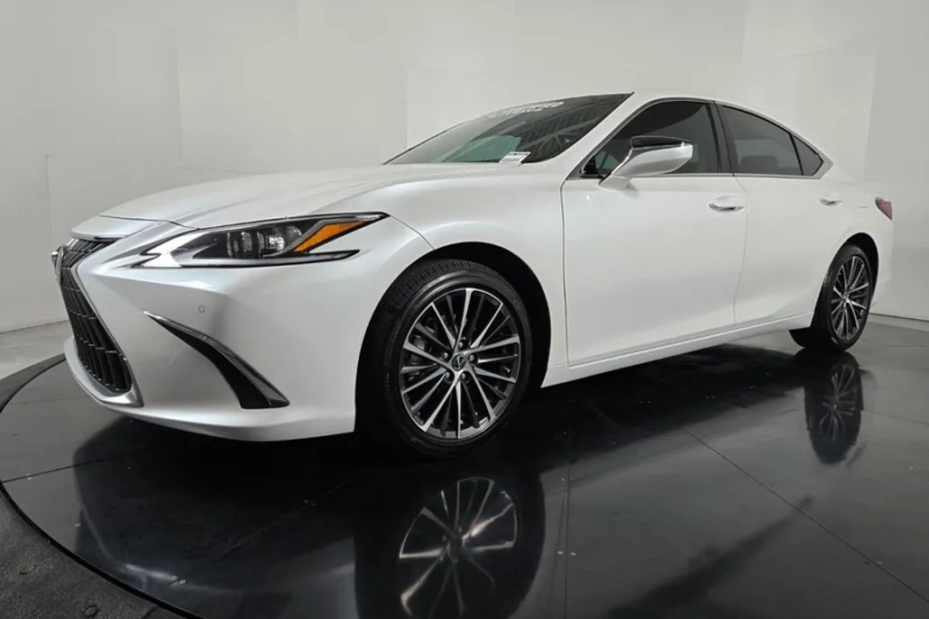 2025 Lexus ES 300h photo 1