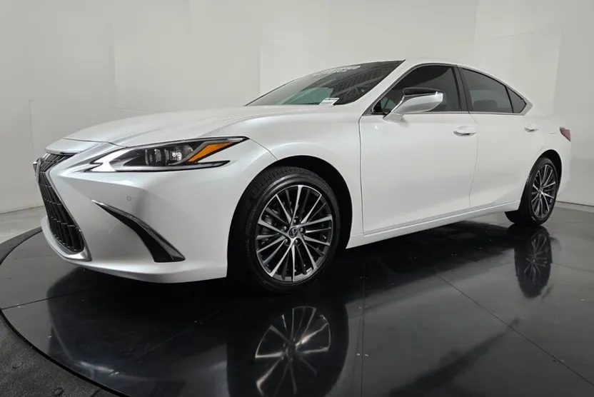 2025 Lexus ES 300h photo 1
