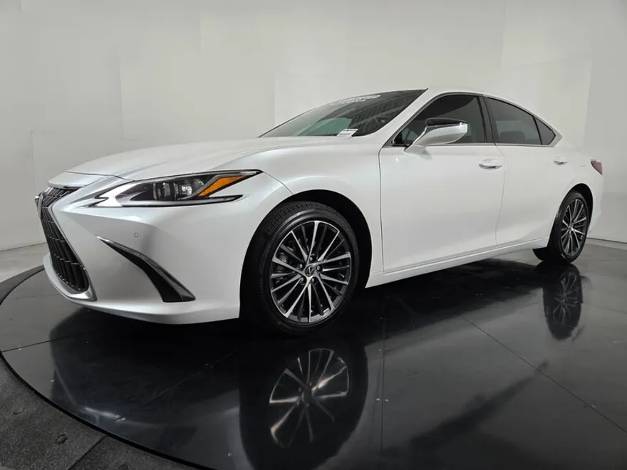 2025 Lexus ES 300h photo 1
