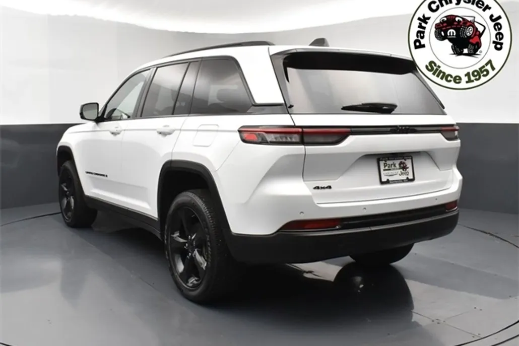 2023 Jeep Grand Cherokee Laredo Altitude photo 1