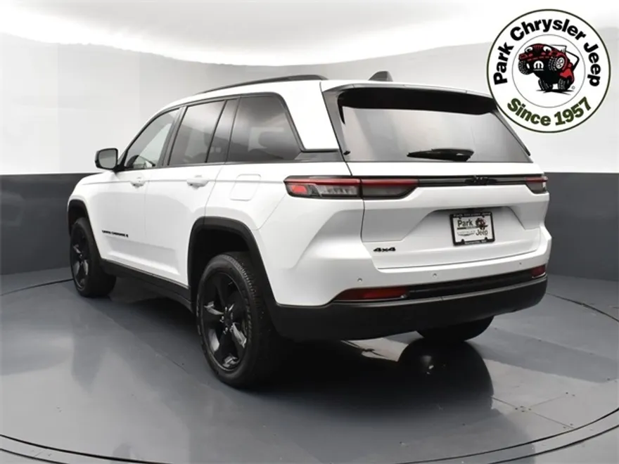 2023 Jeep Grand Cherokee Laredo Altitude photo 1