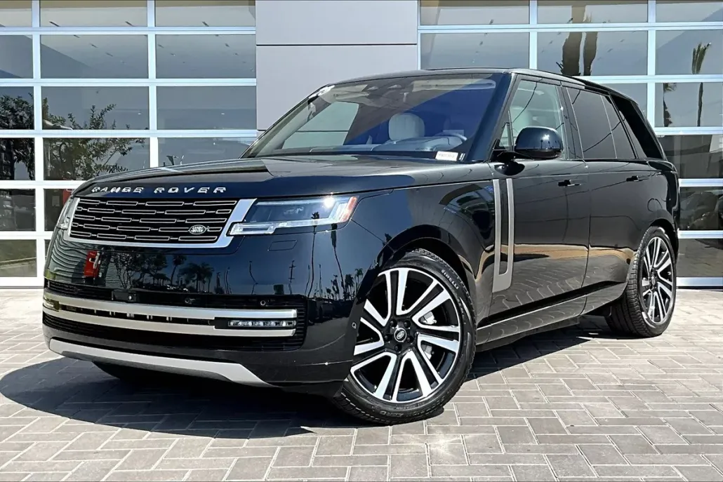2023 Land Rover Range Rover SE photo 1