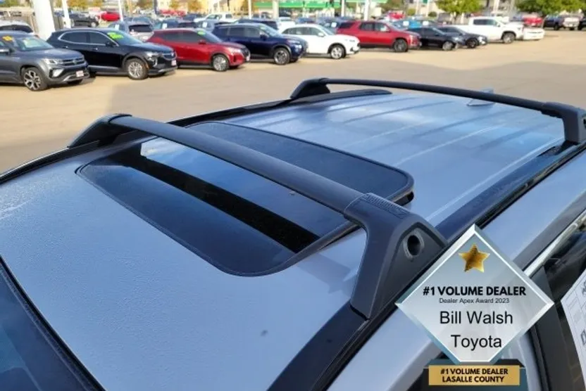 2021 Toyota RAV4 XLE photo 1