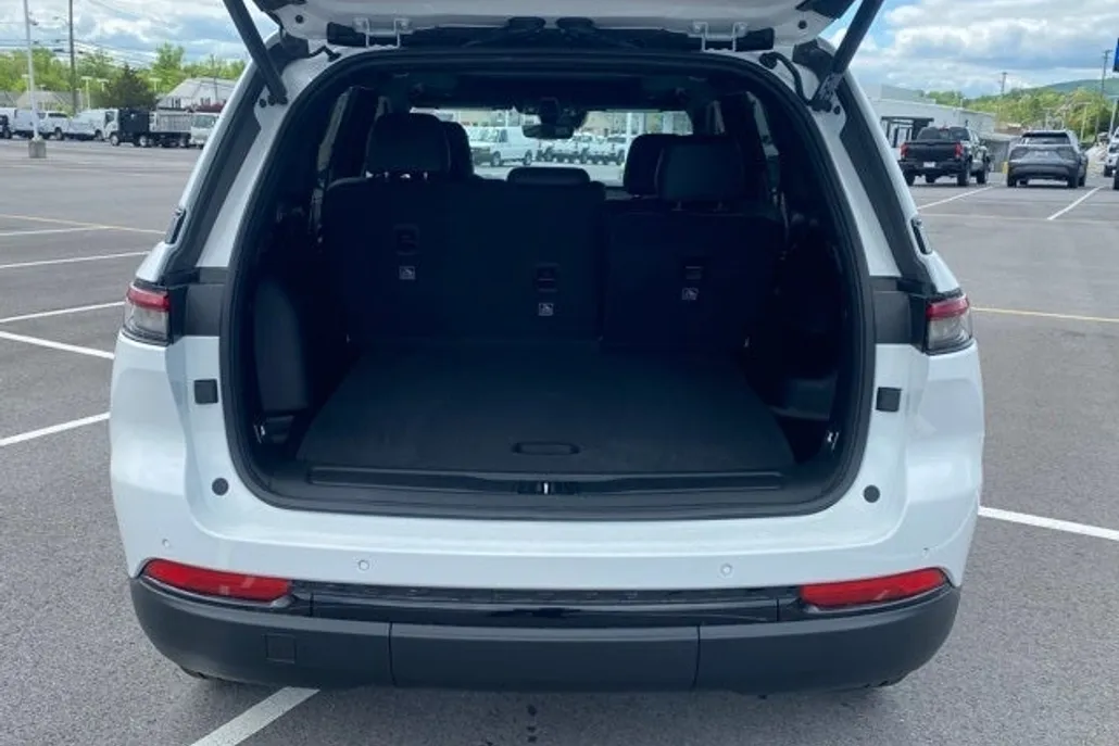 2025 Jeep Grand Cherokee Limited photo 1
