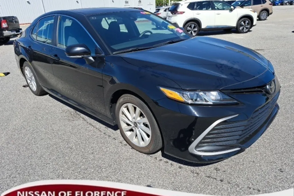 2023 Toyota Camry LE photo 1