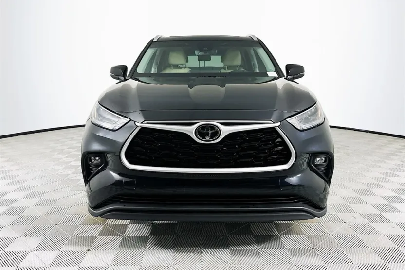 2023 Toyota Highlander XLE photo 1