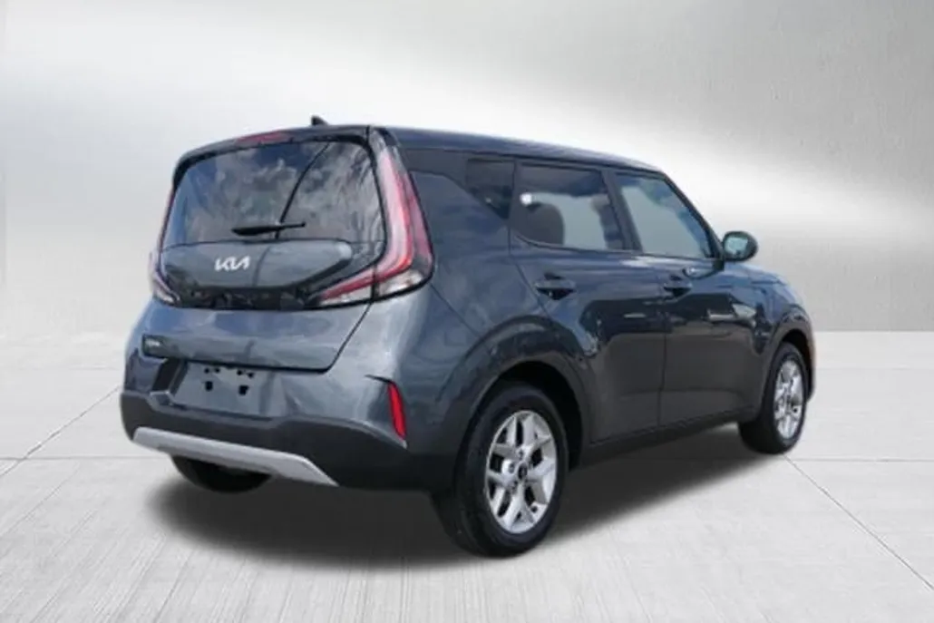 2023 Kia Soul LX photo 1