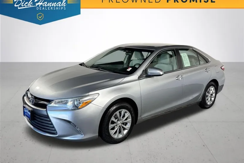 2016 Toyota Camry LE photo 1