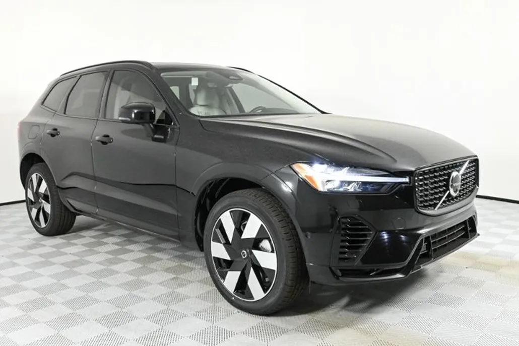 2025 Volvo XC60 T8 Plus photo 1
