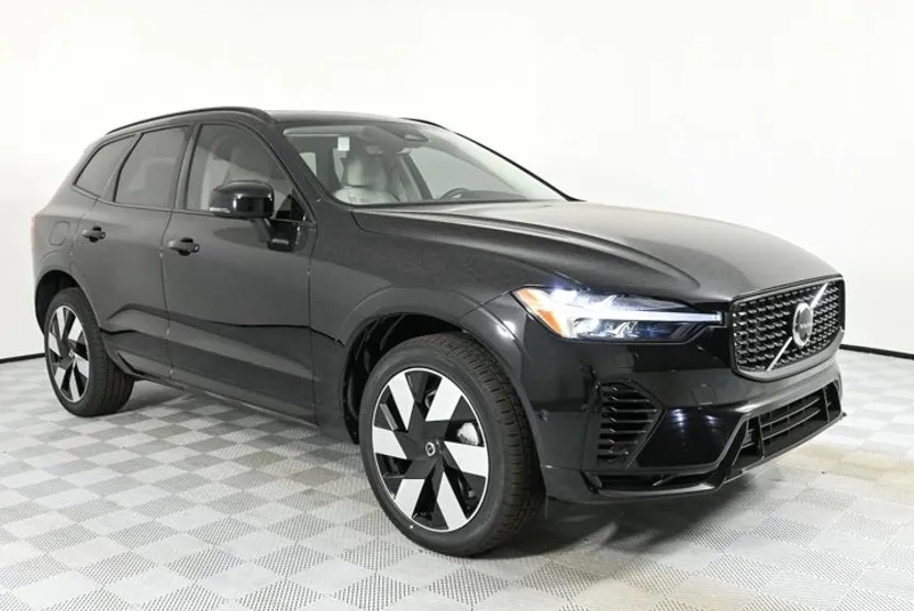 2025 Volvo XC60 T8 Plus photo 1