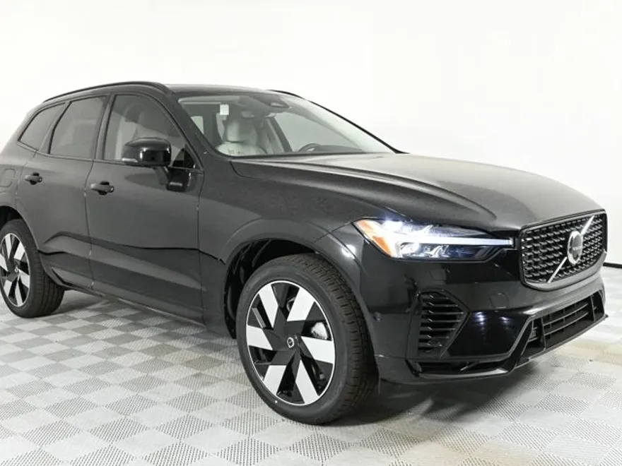 2025 Volvo XC60 T8 Plus photo 1