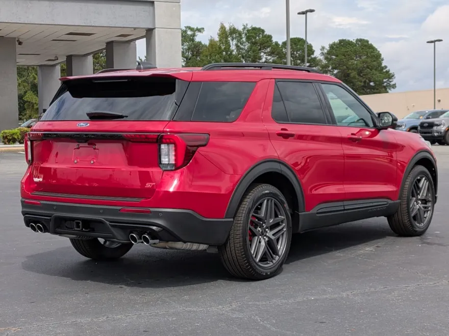 2025 Ford Explorer ST photo 1