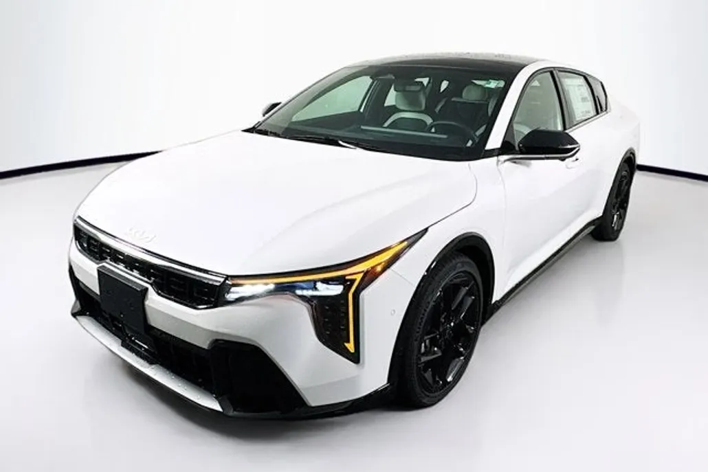 2025 Kia K4 GT-Line Turbo photo 1