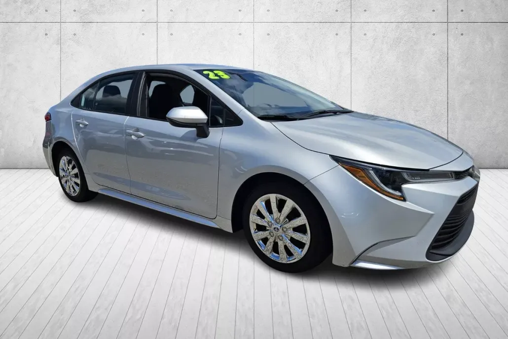 2023 Toyota Corolla LE photo 1