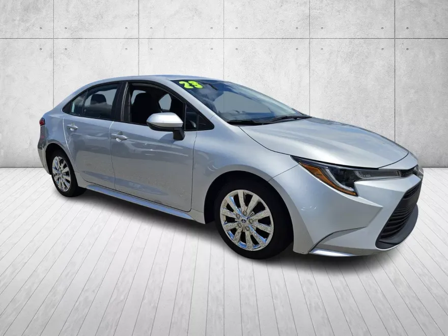 2023 Toyota Corolla LE photo 1