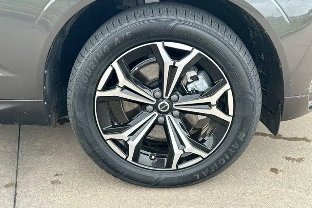 2022 Volvo XC60 B5 Momentum photo 1