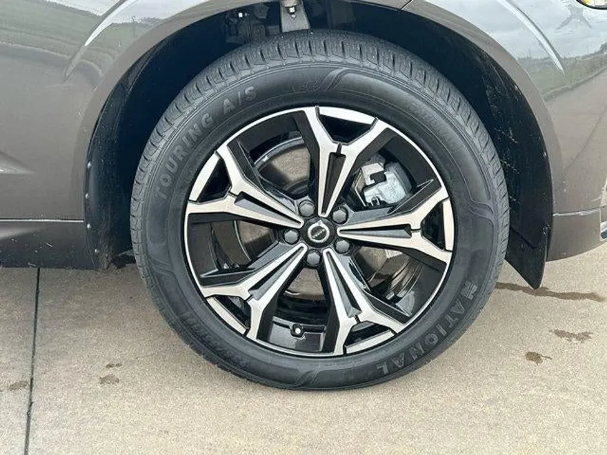 2022 Volvo XC60 B5 Momentum photo 1