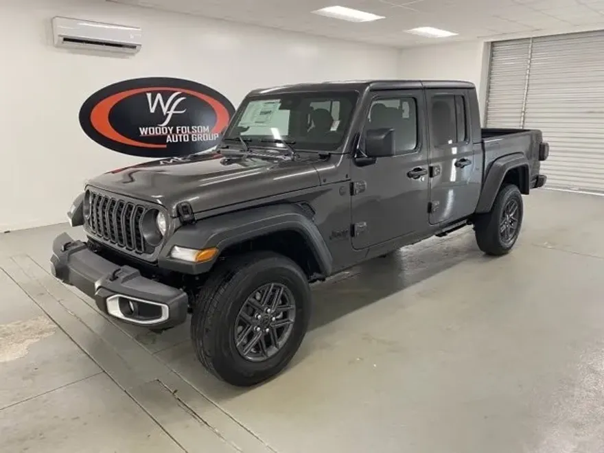 2025 Jeep Gladiator Sport S photo 1