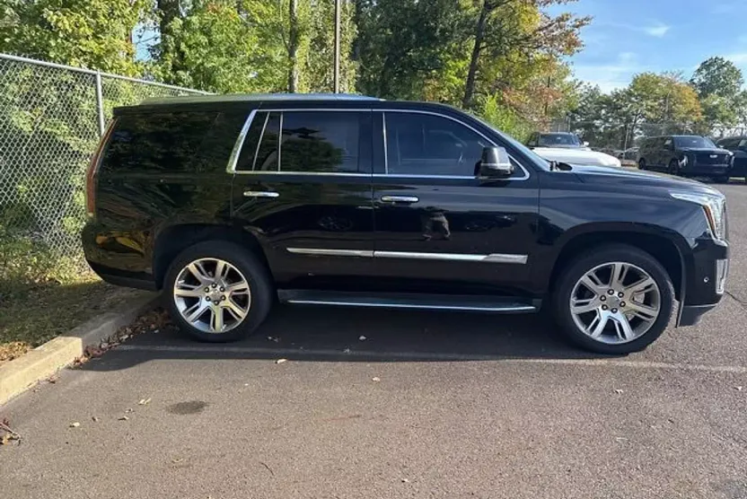2017 Cadillac Escalade Luxury photo 1