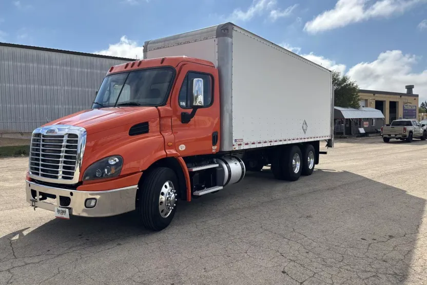 2018 Freightliner Cascadia 113" sleeper cab photo 1
