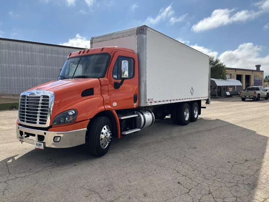 2018 Freightliner Cascadia 113" sleeper cab photo 1