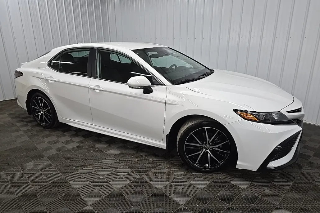 2022 Toyota Camry SE photo 1