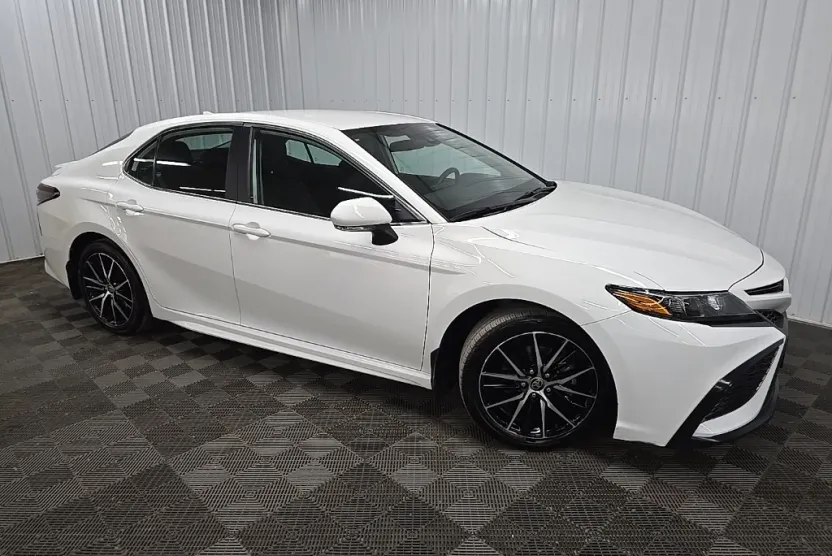 2022 Toyota Camry SE photo 1