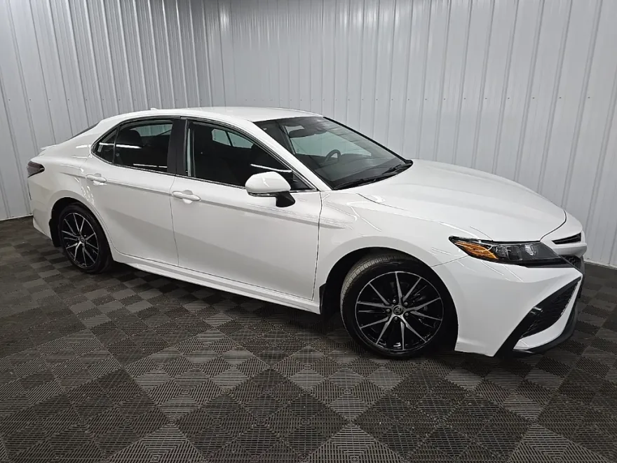 2022 Toyota Camry SE photo 1