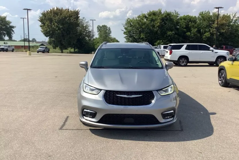 2021 Chrysler Pacifica Touring L photo 1
