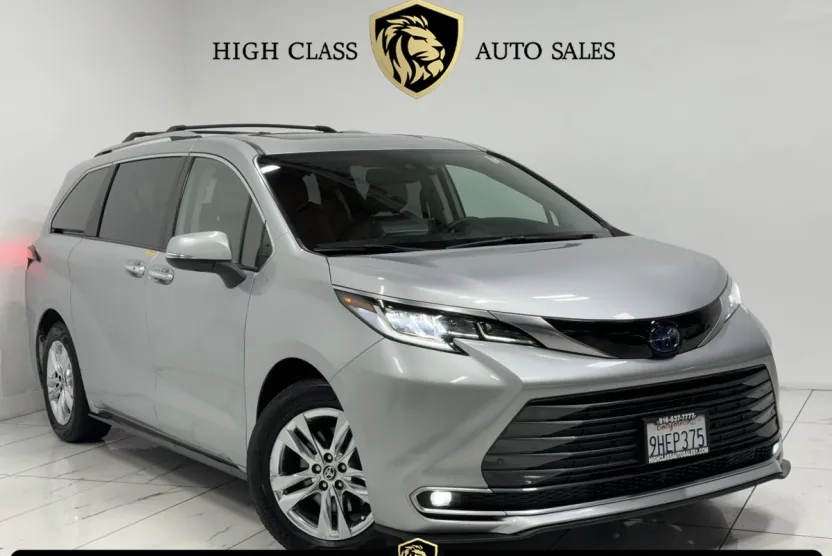 2022 Toyota Sienna Limited photo 1