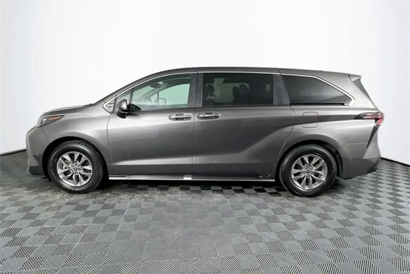 2024 Toyota Sienna XLE photo 1
