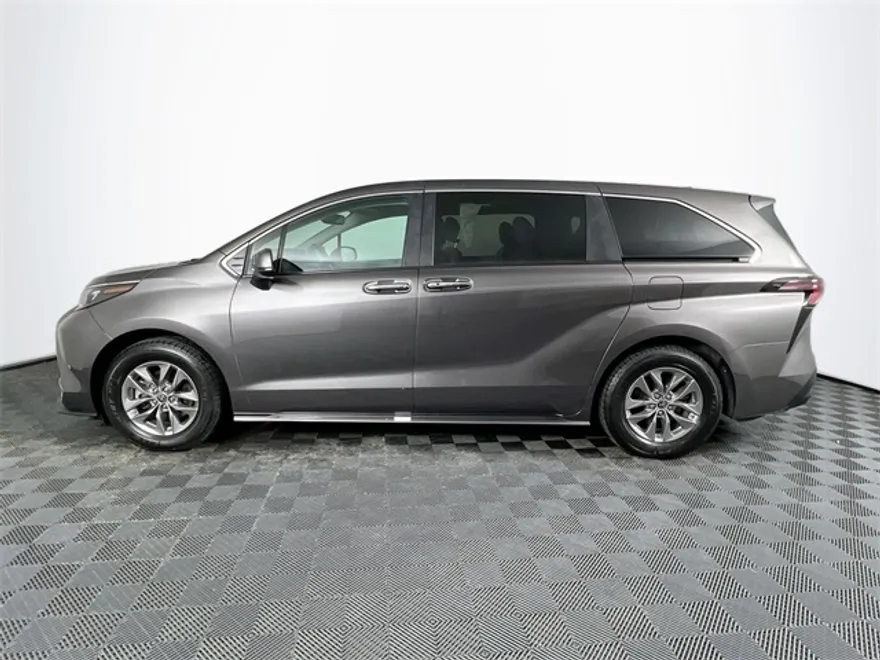 2024 Toyota Sienna XLE photo 1
