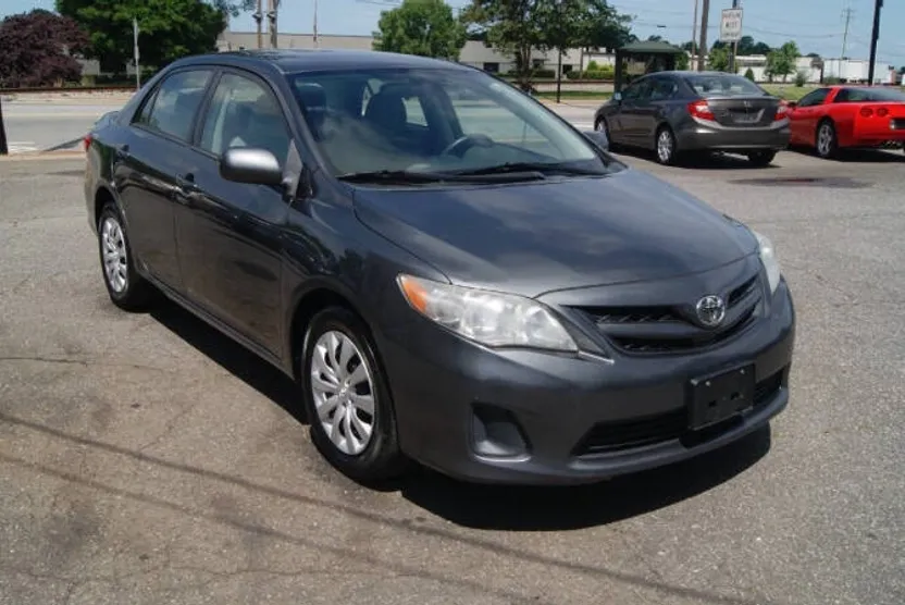 2012 Toyota Corolla LE photo 1