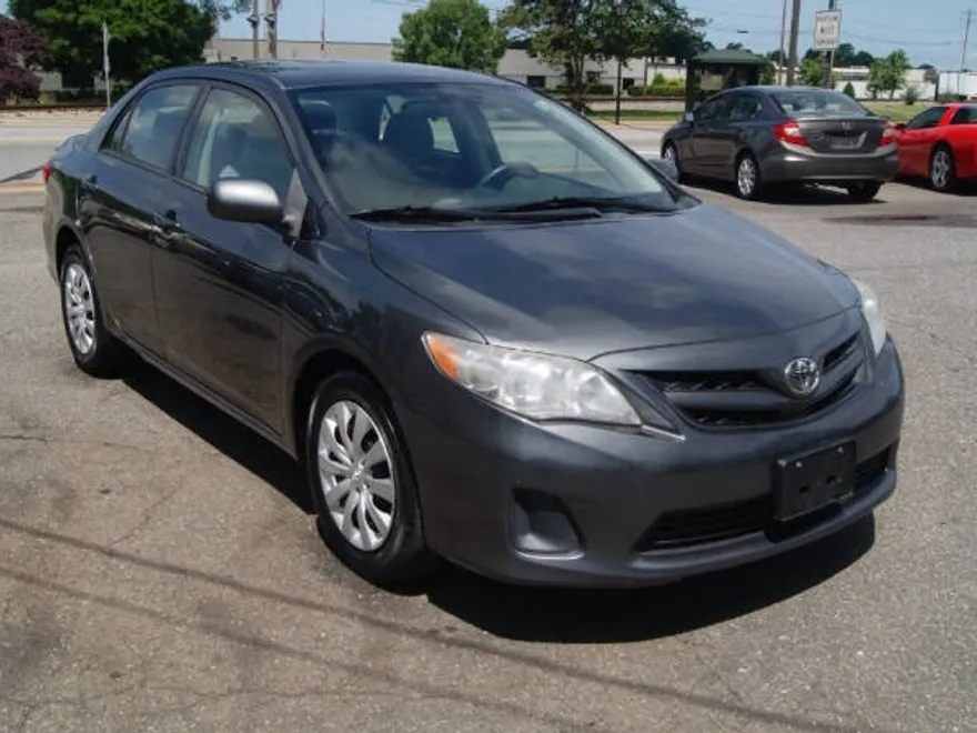 2012 Toyota Corolla LE photo 1