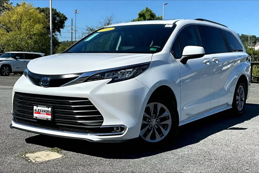2023 Toyota Sienna XLE photo 1