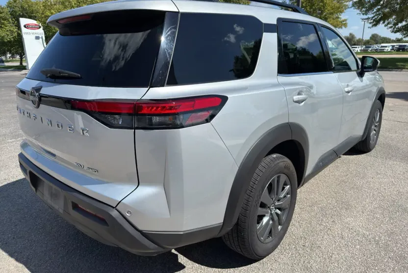 2024 Nissan Pathfinder SV photo 1