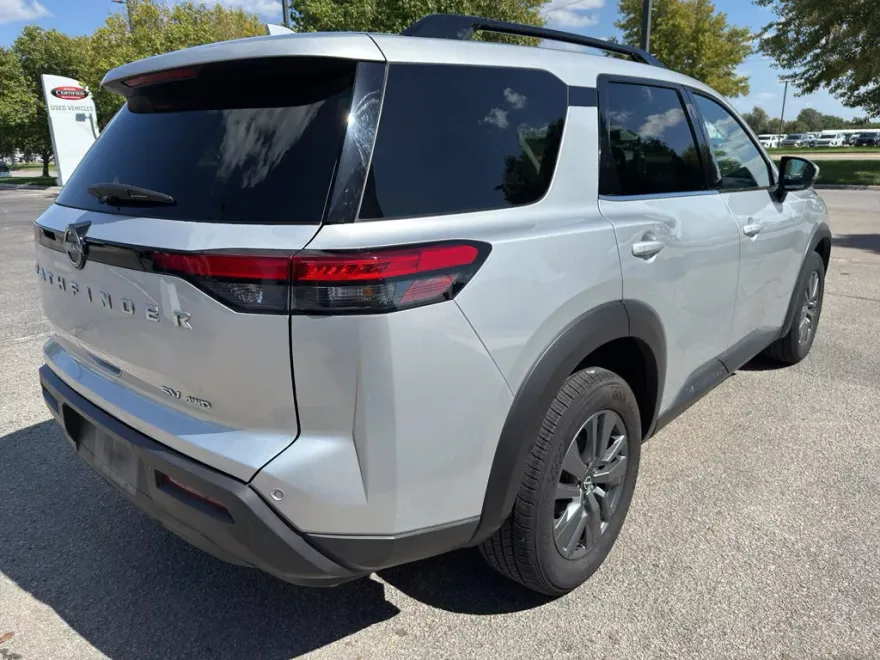2024 Nissan Pathfinder SV photo 1