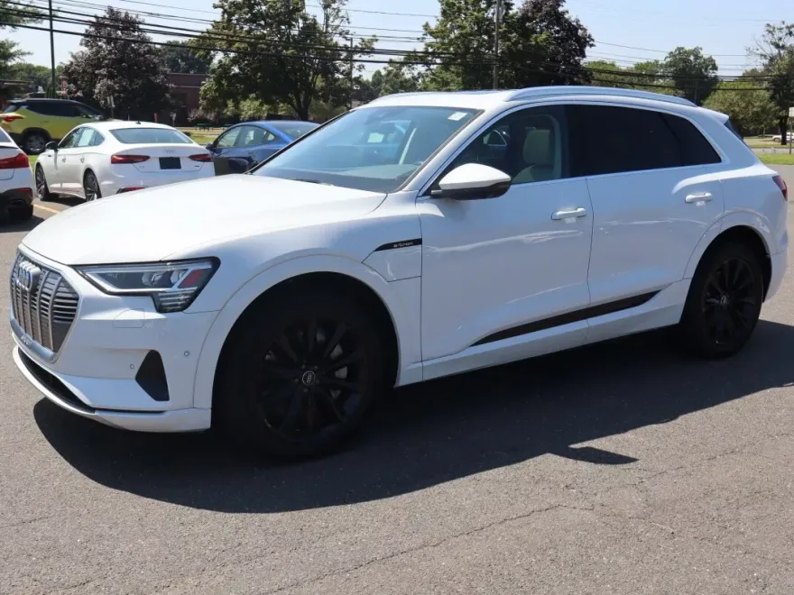 2021 Audi e-tron Premium Plus photo 1