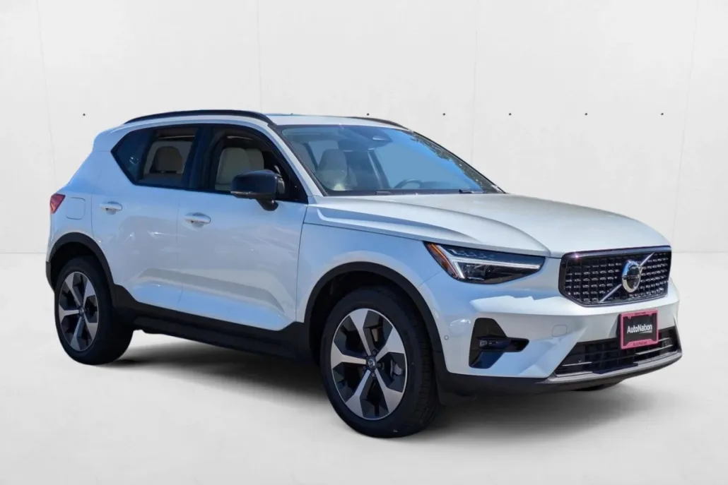 2026 Volvo XC40 Plus photo 1