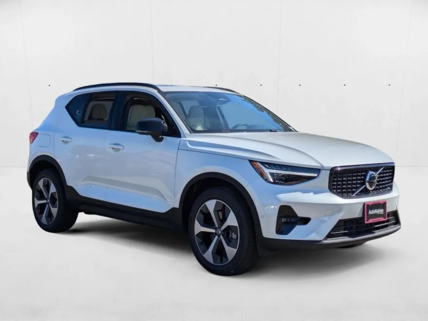 2026 Volvo XC40 Plus photo 1