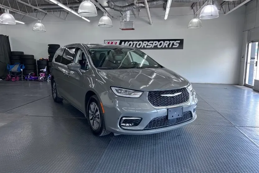 2022 Chrysler Pacifica Hybrid Touring L photo 1