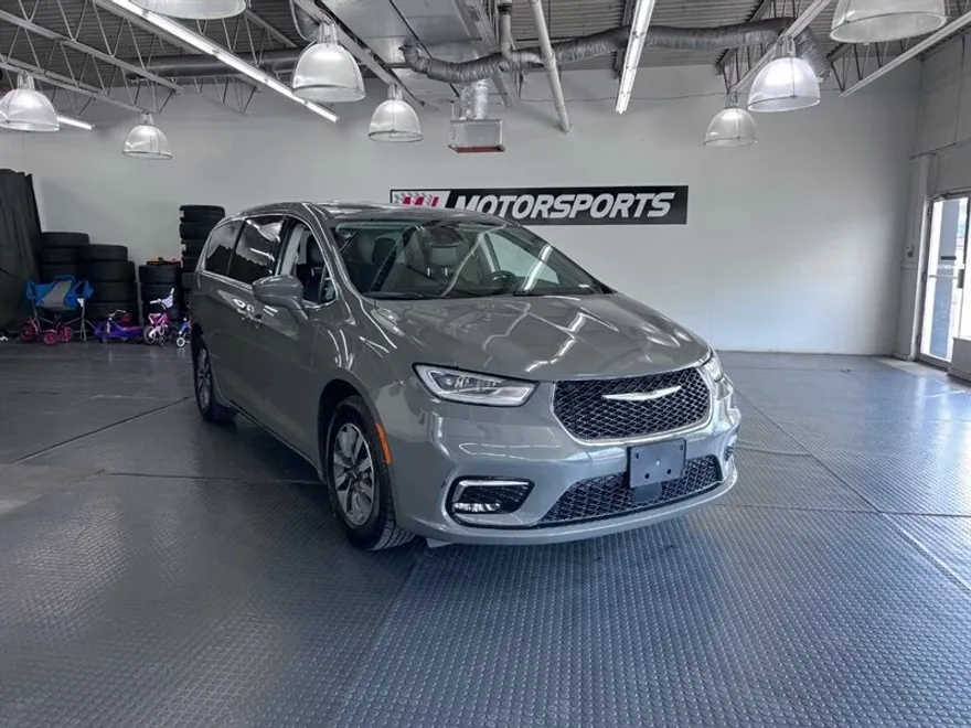 2022 Chrysler Pacifica Hybrid Touring L photo 1