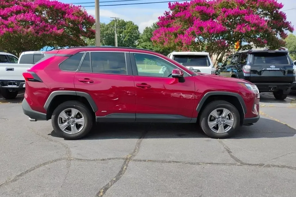 2024 Toyota RAV4 Hybrid XLE photo 1