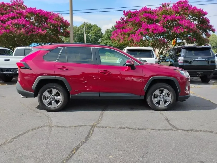 2024 Toyota RAV4 Hybrid XLE photo 1