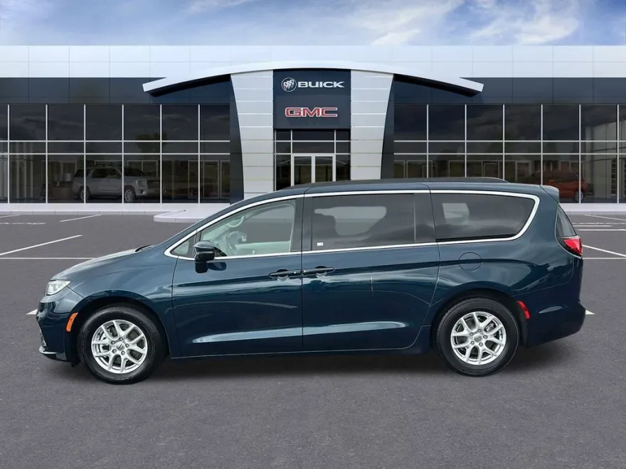 2022 Chrysler Pacifica Touring L photo 1