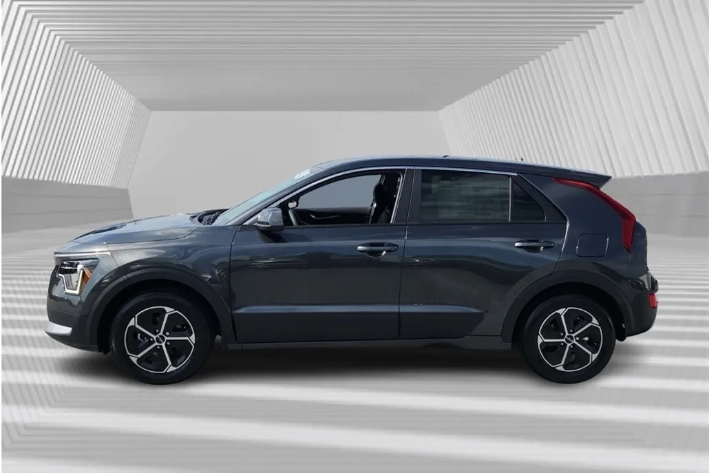 2025 Kia Niro LX photo 1